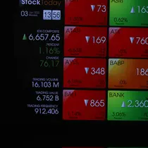 Pekerja melintas di depan layar Indeks Harga Saham Gabungan (IHSG) di BEI, Jakarta, Senin (3/1/2022). Pada pembukan perdagagangan bursa saham 2022 Indeks Harga Saham Gabungan (IHSG) langsung menguat 7,0 poin atau 0,11% di level Rp6.588,57. (Liputan6.com/Angga Yuniar)