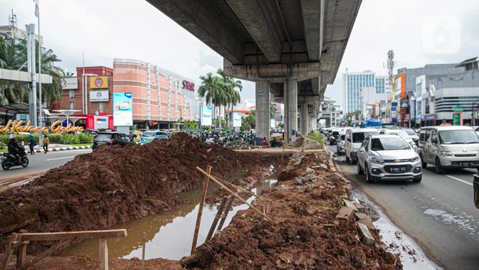 Suasana proyek pembangunan kolam olakan air di Kelapa Gading, Jakarta, Minggu (31/1/2021). Pemprov DKI Jakarta melalui Dinas Sumber Daya Air terus melakukan upaya untuk mengendalikan dampak musim hujan, salah satunya dengan membuat kolam olakan air secara bertahap. (Liputan6.com/Faizal Fanani)