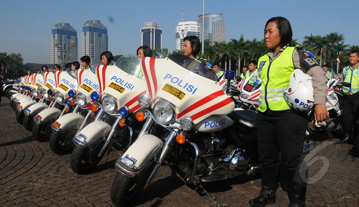 Sejumlah polwan saat  mengikuti apel gelar pasukan di Kawasan Monas, Jakarta,  Rabu (8/4/2015). Polda Metro Jaya menerjunkan 4.236 personel untuk mengamankan pelaksanaan Peringatan KAA. (Liputan6.com/Herman Zakharia)