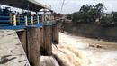 Kondisi Bendung Katulampa, Bogor, Jawa Barat, Senin (10/10/2022). Setelah sebelumnya tinggi muka air (TMA) mencapai 220 Cm dengan status Siaga 1, pada pukul 13.23 WIB Bendung Katulampa terpantau kembali pada status normal. (Liputan.com/Magang/Aida Nuralifa)