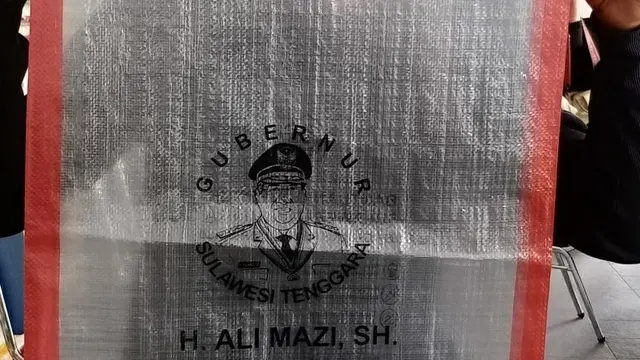 Karung beras bergambar Gubernur Sultra, Ali Mazi.(Liputan6.com/Ahmad Akbar Fua