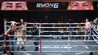 Petarung Indonesia, Haris Sofyan, merayakan kemengan atas petarung Malaysia, Mohammed (Jordan Boy), pada pertandingan Byon Combat Showbiz Vol. 6 di Tennis Indoor Senayan, Jakarta, Sabtu (22/10/2025). (Bola.com/M Iqbal Ichsan)