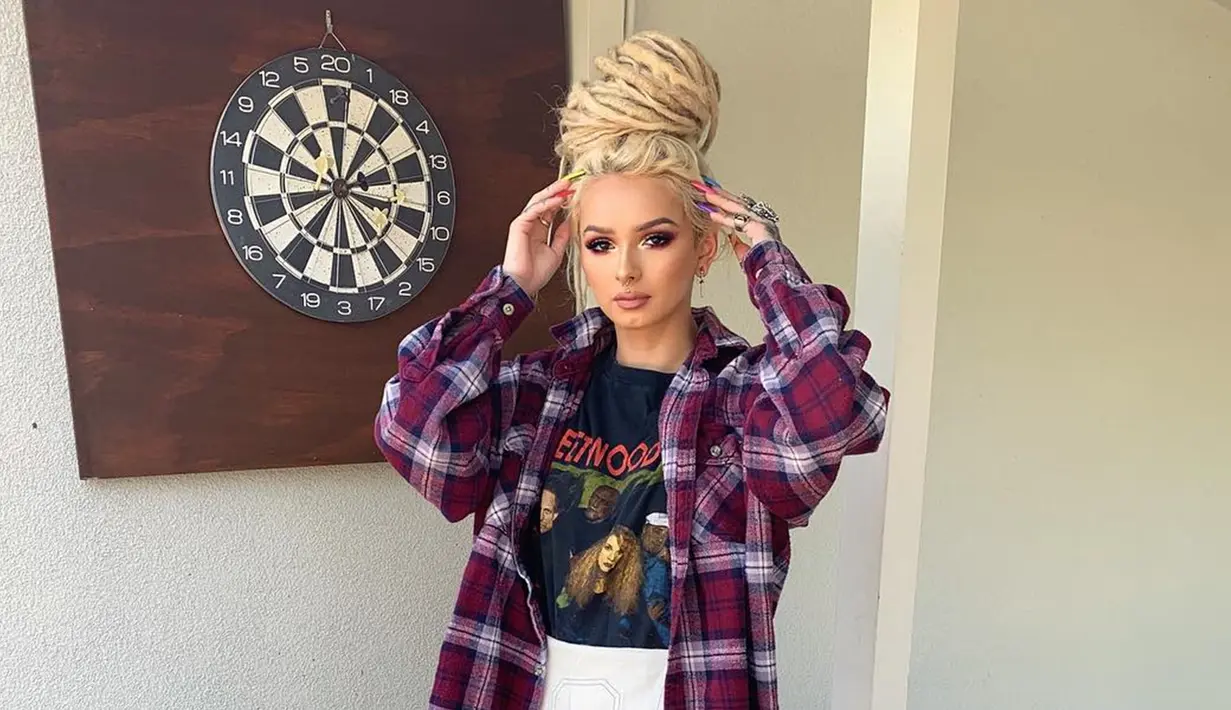 Siapa yang menyangka jika wanita dengan suara merdu ini baru berusia 18 tahun. Zhavia sendiri merupakan penyanyi jabolan ajang pencarian bakat The Four. (Liputan6.com/IG/@zhaviaward)