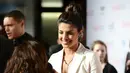 Aktris Bollywood Priyanka Chopra diwawancara ketika tiba di acara Time 100 Gala 2016 di New York, Selasa (26/4). Mantan Miss World itu tampil sederhana dengan tatanan rambut dicepol. (Ben Gabbe/Getty Images Time/AFP)