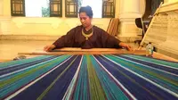 Mama Hermina sedang menenun kain tenun ikat untuk pria dalam pameran Pesona Kain dan Budaya Ende