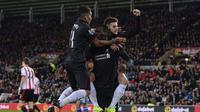 Para pemain Liverpool merayakan gol ke gawang Sunderland pada laga di Stadium of Lights, Sunderland, Kamis (31/12/2015) dini hari WIB. (AFP/Oli Scarff)