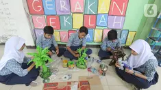 Murid-murid kelas VIII membuat kerajinan tangan dari limbah plastik dan kardus di SMP Negeri 20 Kota Tangerang Selatan, Kamis (10/10/2019). Kegiatan mata pelajaran dalam program Gerakan Sekolah Menyenangkan tersebut sudah berjalan selama 6 bulan. (merdeka.com/Arie Basuki)