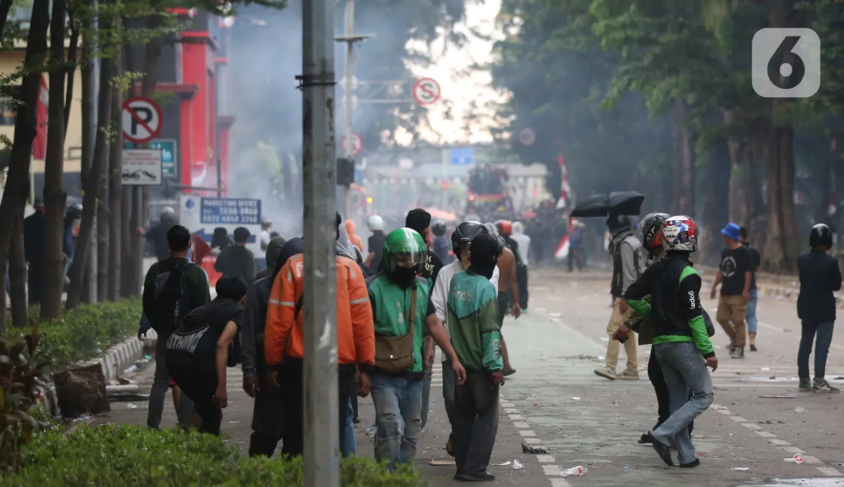 Aksi unjuk rasa massa di depan Mako Korps Brimob Polda Metro Jaya di kawasan Kwitang, Jakarta Pusat, Jumat (29/8/2025) sempat mengalami kericuhan. (Liputan6.com/Helmi Fithriansyah)