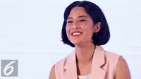 Dian Sastrowardoyo Nobar dengan Pengemudi GoJek Perempuan