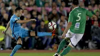 Penyerang Barcelona, Munir El Haddadi, dikawal ketat oleh pemain Villanovense, Javi Sanchez, dalam laga  Copa Del Rey, Kamis (29/10/2015) dini hari WIB. (REUTERS/Marcelo del Pozo).