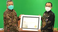 Sekretaris Daerah Kota Tarakan, A. Hamid, mewakili Wali Kota Tarakan Khairul menerima BKN Award 2021 yang diserahkan oleh Kepala Kantor Badan Kepegawaian Negara Regional VIII, A. Darmuji.