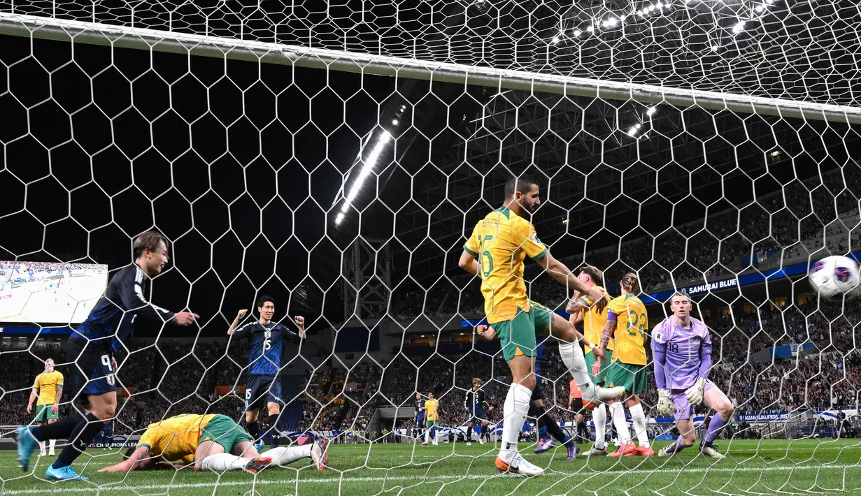 Ekspresi kecewa pemain Australia setelah kebobolan melalui gol bunuh diri Cameron Burgess saat laga lanjutan Grup C Kualifikasi Piala Dunia 2026 melawan Jepang di Saitama Stadium, Jepang, Selasa (15/10/2024). (AFP/Philip Fong)