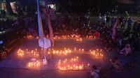 Aksi massa yang diikuti bobotoh sebagai bentuk duka setelah ada dua pendukung Persib Bandung yang meninggal karena insiden berdesakan di pintu masuk Stadion Gelora Bandung Lautan Api (GBLA), Jumat (17/6/2022). (Bola.com/Muhammad Faqih)