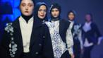 Model-model memamerkan karya desainer mode Indonesia Dama Kara selama Jakarta Muslim Fashion Week, Kamis 6 November 2025. Jakarta Muslim Fashion Week (JMFW) kembali digelar. (AP Photo/Tatan Syuflana)