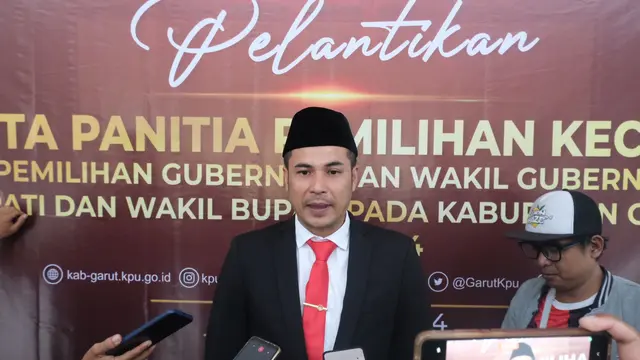 Ketua KPUD Garut, Dian Hasanudin, di sela-sela pelantikan PPK untuk Pilkada Garut 2024, Kamis (16/5/2024). (Liputan6.com/Jayadi Supriadin)