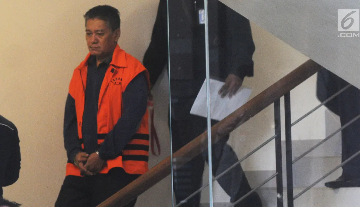 Hakim PN Jakarta Selatan nonaktif, Iswahyu Widodo dikawal petugas usai menandatangani berkas P21 di Gedung KPK, Jakarta, Selasa (26/3). Iswahyu dalam waktu dekat akan menjalani persidangan terkait dugaan menerima suap penanganan perkara perdata di PN Jakarta Selatan. (merdeka.com/Dwi Narwoko)
