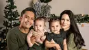 Sambut perayaan Natal, aktor Randy Pangalila menjalani sebuah pemotretan bersama keluarga kecilnya. [Foto: IG/@creatinkmoments]