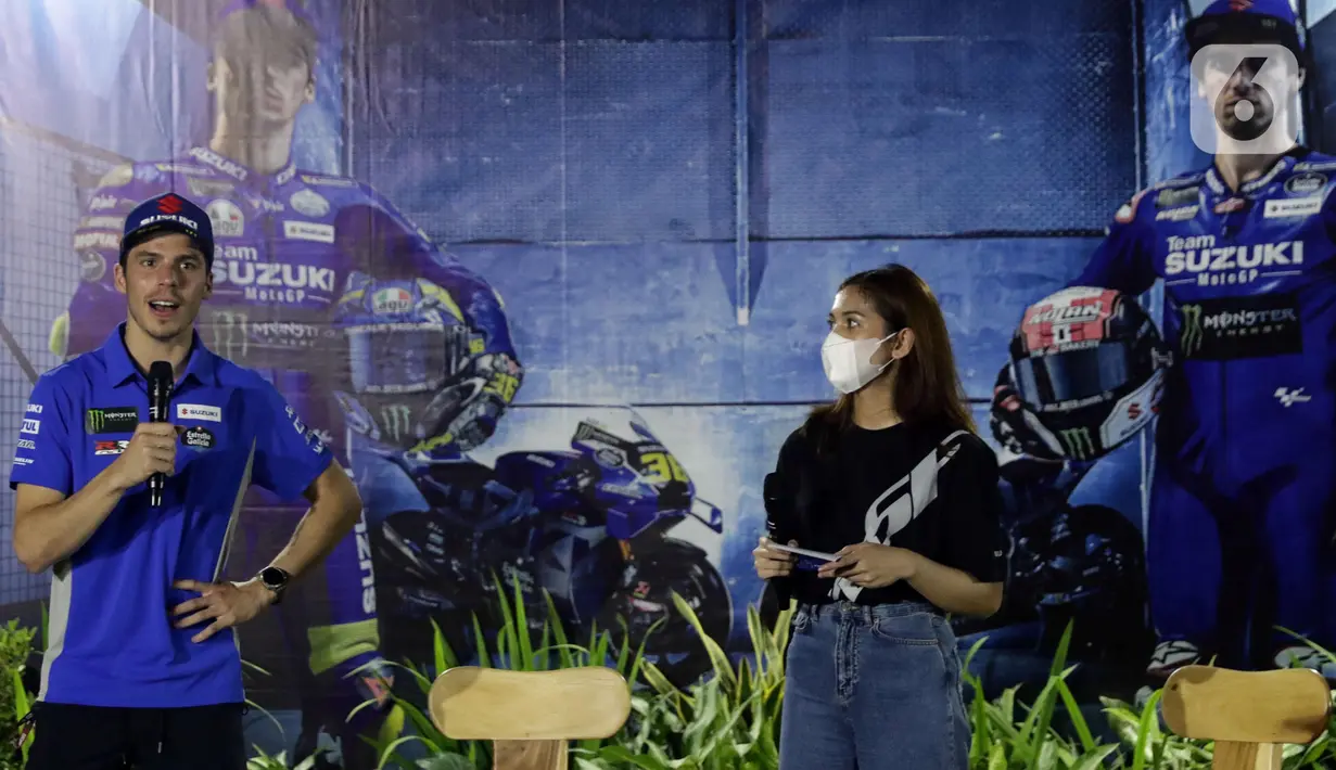 Pembalap Suzuki Ecstar, Joan Mir (kiri) saat Meet and Greet bersama pewarta di salah satu hotel di Kuta Mandalika, Nusa Tenggara Barat, Jumat (18/3/2022). Joan Mir menjawab sejumlah pertanyaan terkait rangkaian Pertamina Grand Prix of Indonesia atau MotoGP Mandalika.(Liputan6.com/Helmi Fithriansyah)
