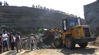 Tebing longsor di Mojokerto, Jawa Timur, menewaskan empat penambang pasir. (Liputan6.com/Dian Kurniawan)
