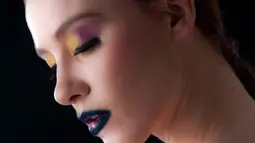 Warna ungu memang identik dengan kesan glamor dan elegan. Gunakan warna ini pada bibir Anda dan rasakan sensasinya. Untuk menyempurnakannya, padukan dengan eyeshadow emas atau tembaga. (Liputan6.com/Yudha Gunawan)
