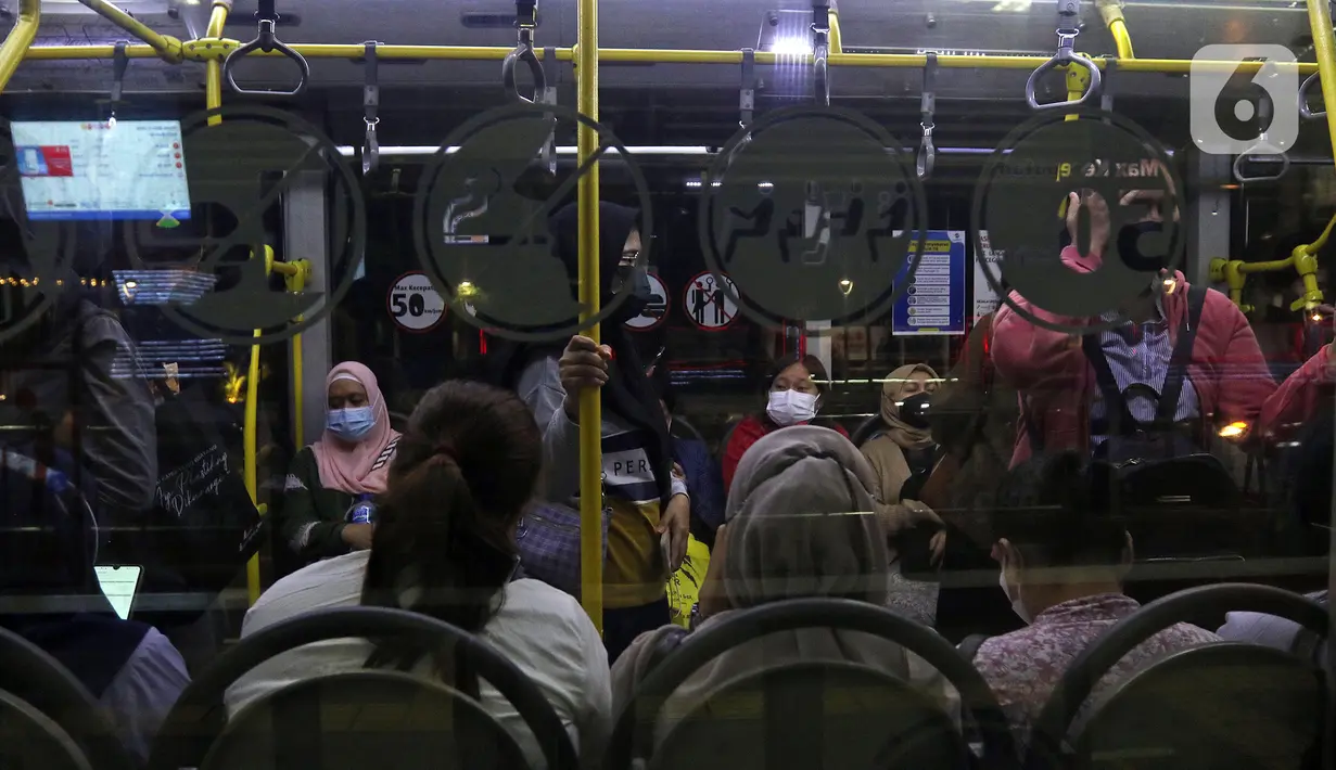 Suasana dalam bus Transjakarta yang melintas di kawasan Sudirman, Jakarta, Kamis (21/10/2021). PT Transportasi Jakarta (Transjakarta) mulai memberlakukan kapasitas angkut pelanggan sebesar 100 persen mulai hari ini. (Liputan6.com/Herman Zakharia)