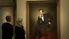 Pengunjung mengamati lukisan mantan presiden Amerika Serikat Abraham Lincoln dalam pameran bertajuk "Presiden-Presiden Amerika" (America's Presidents) di Galeri Potret Nasional di Washington DC, Amerika Serikat (17/2/2020). (Xinhua/Liu Jie)