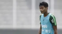 Pemain Timnas Indonesia U-22, Septian Bagaskara, mengamati instruksi saat latihan di Stadion Madya, Jakarta, Selasa (15/1). Latihan ini merupakan persiapan jelang Piala AFF U-22. (Bola.com/Yoppy Renato)