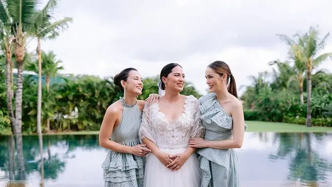 6 Potret Cathy Sharon dan Julie Estelle di Pernikahan Adik Bungsu, Tampil Kompak