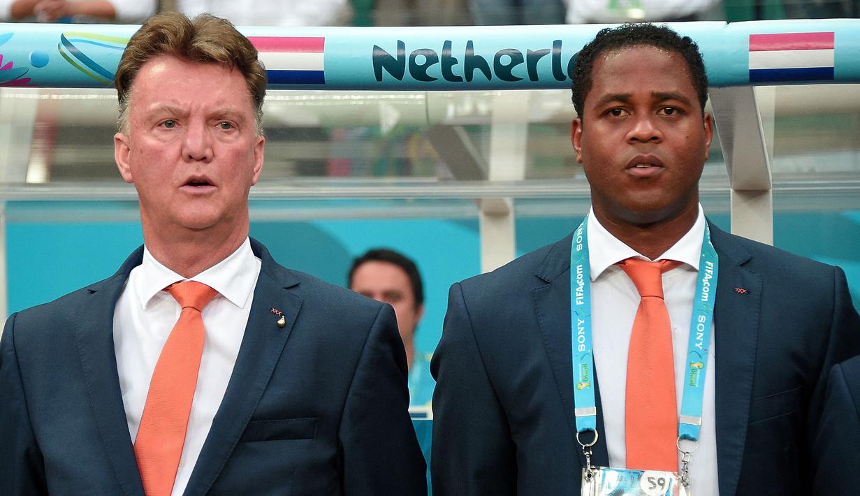 Pelatih kepala Timnas Belanda, Louis van Gaal (kiri) bersama asistennya Patrick Kluivert saat laga perempat final Piala Dunia 2014 melawan Kosta Rika di Fonte Nova Arena, Salvador, 5 Juli 2014. (AFP/Damien Meyer)