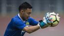 3. Gelandang Persib, Shohei Matsunaga, berlatih menjadi kiper saat melakukan pemanasan. (Bola.com/Vitalis Yogi Trisna)