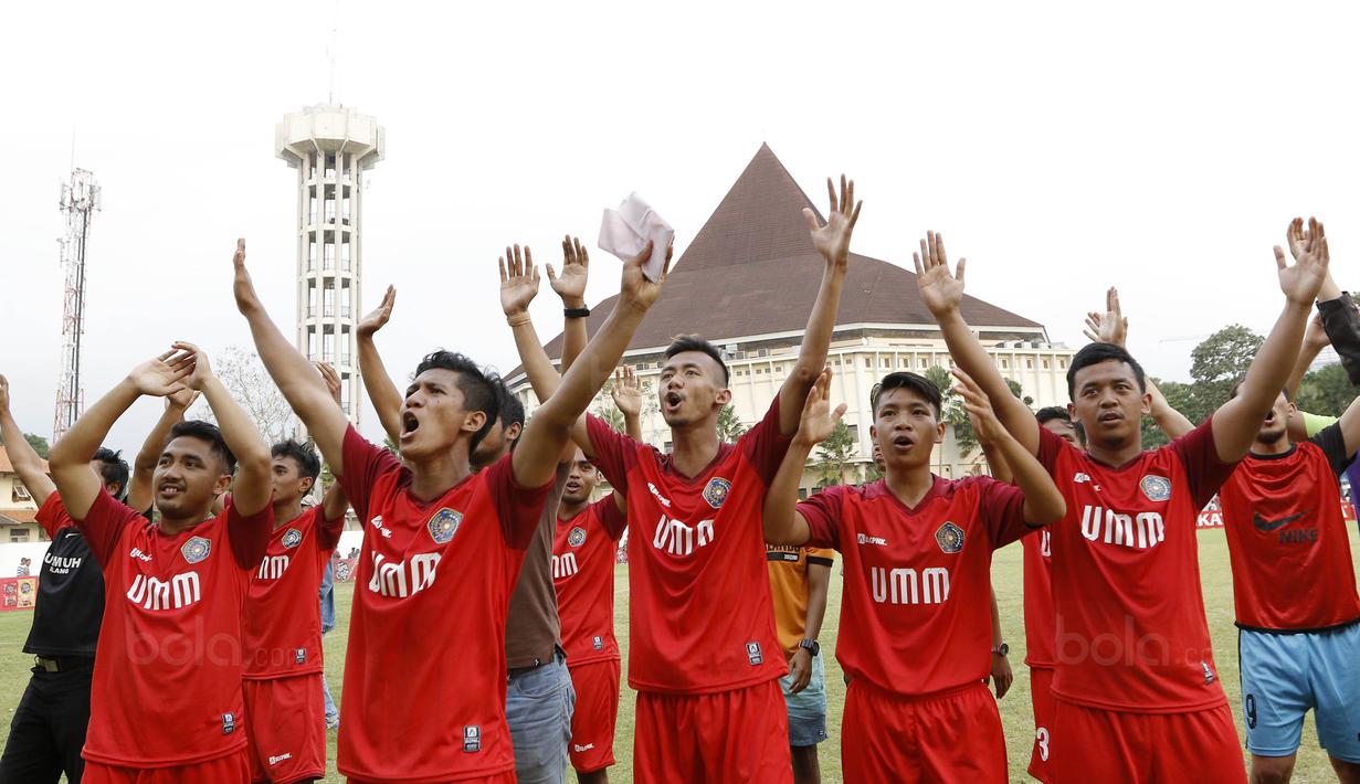 Pemain Universitas Muhammadiyah Malang (UMM) melakukan selebrasi usai menjuarai Torabika Campus Cup 2017 di Stadion UM, Malang, Kamis, (02/11/2017). UMM menang 2-0 atas UM. (Bola.com/M Iqbal Ichsan)