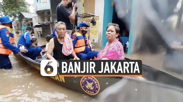 Sejumlah warga yang rumahnya kebanjiran di Cipinang Melayu Jakarta Mengungsi. Jumat (19/2) pagi petugas polisi mengevakuasi mereka dengan perahu.