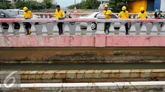 Sejumlah pekerja melakukan pengecatan Jembatan Merah di Jalan Pangeran Jayakarta, Jakarta, Selasa (27/12). Pengecatan dilakukan untuk memperindah jembatan agar terlihat bersih dan terawat. (Liputan6.com/Gempur M. Surya)