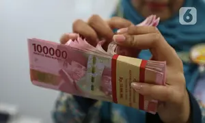 Teller menghitung mata uang rupiah di bank, Jakarta, Rabu (22/1/2020). Gubernur Bank Indonesia Perry Warjiyo mengatakan penguatan nilai tukar rupiah yang belakangan terjadi terhadap dolar Amerika Serikat sejalan dengan fundamental ekonomi Indonesia dan mekanisme pasar. (Liputan6.com/Angga Yuniar)