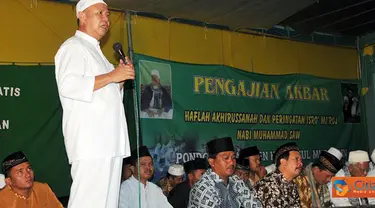 Citizen6, Lampung: Bupati Tulang Bawang Barat, Bachtiar Basri memberikan sambutan pada acara Pengajian Akbar Haflah Akhirussanah di Pondok Pesantren Hidayatul Mubtadi'in Dayamurni. Sabtu (18/06). (Pengirim: Jerry Hasan)