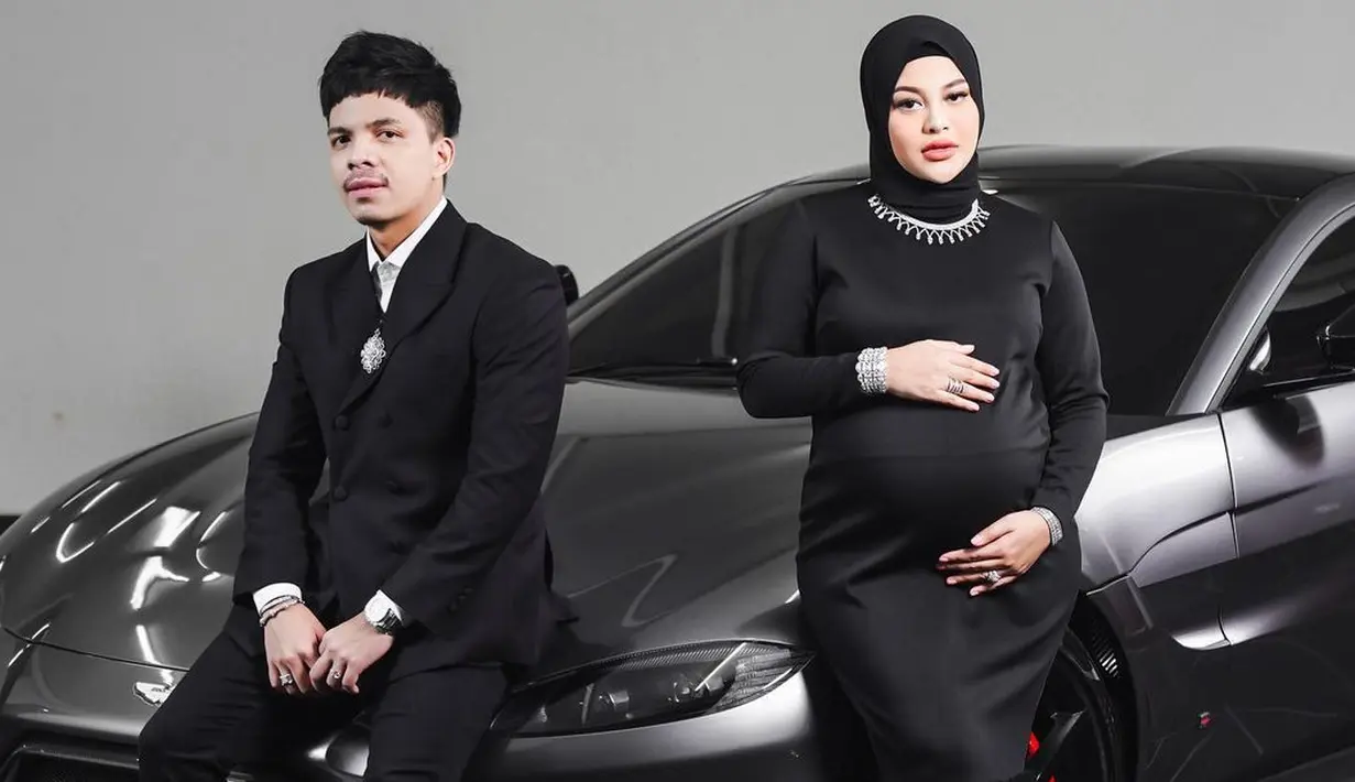 Aurelie Hermansyah dan Atta Halilintar tampil mengenakan outfit dengan nuansa senada, yaitu hitam. Aurel dengan long mermaid dress dan Atta mengenakan setelan jas, yang sama-sama berwarna hitam. Keduanya hanya menambahkan perhiasan seperti kalung, gelang, dan jam tangan untuk mempermanis tampilan.