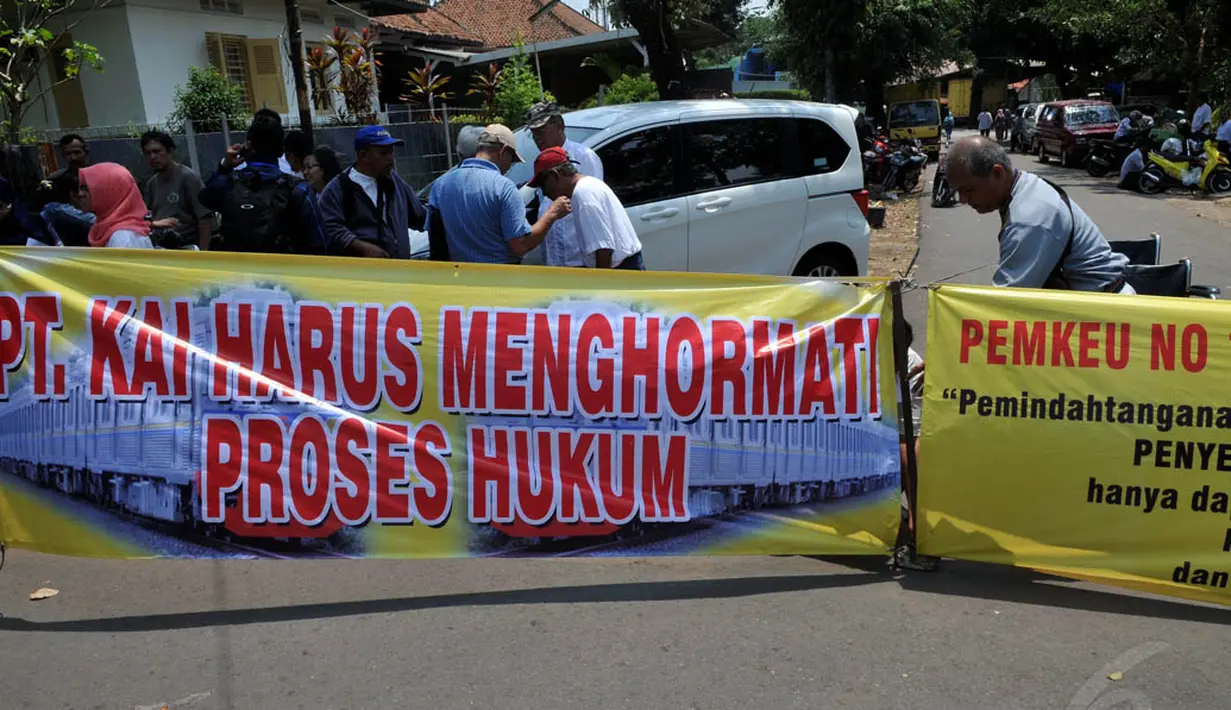 Puluhan warga yang tergabung dalam Forum Warga Manggarai saat menggelar aksi pengosongan rumah negara, Jakarta, (23/9/14). (Liputan6.com/Johan Tallo)