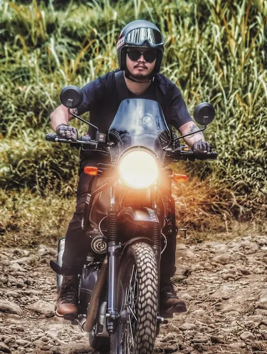 Cowok kelahiran 29 tahun silam ini suka melakukan aksi menantang bersama motornya. Derby suka pergi ke tempat berbukit dengan medan menantang untuk mengadu adrenalinnya bersama moge kesayangannya. (Liputan6.com/IG/@derbyromero)