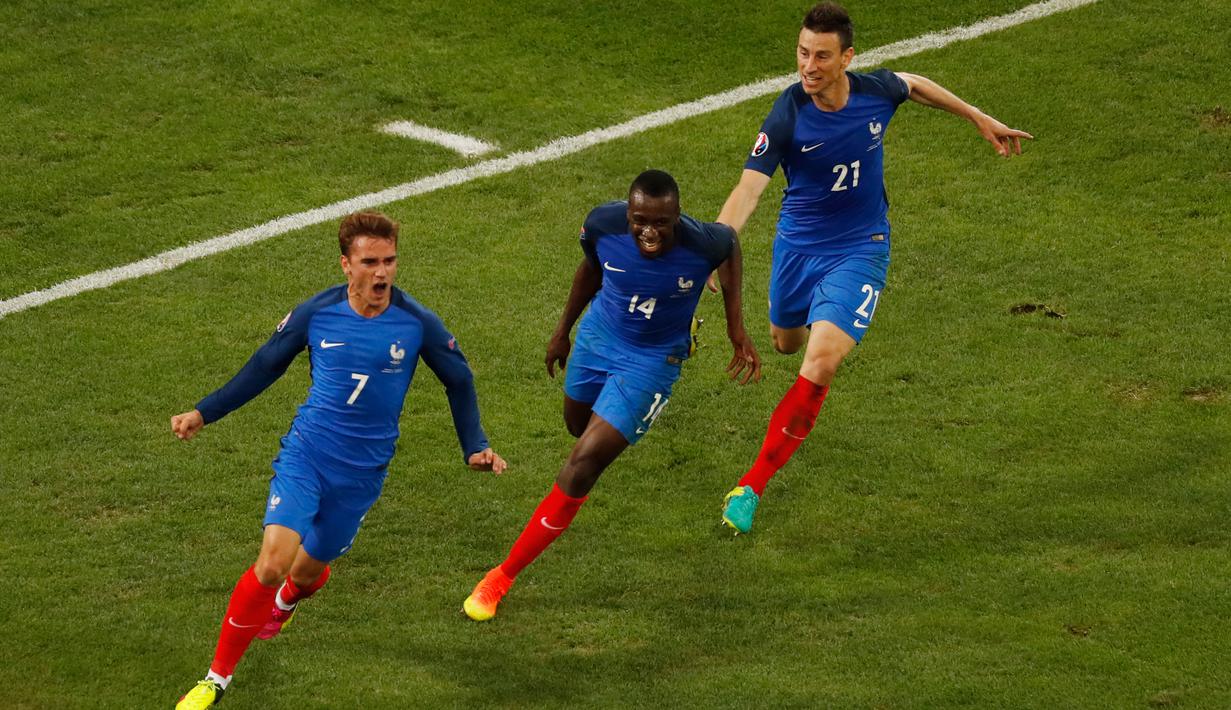 Penyerang Prancis, Antoine Griezmann (kiri) melakukan selebrasi usai mencetak gol kegawang Albania di pertandingan Grup A Piala Eropa 2016 Stade Velodrome, Prancis, Kamis (16/6). Prancis menang atas Albania dengan skor 2-0. (REUTERS/Jean-Paul Pelissier)