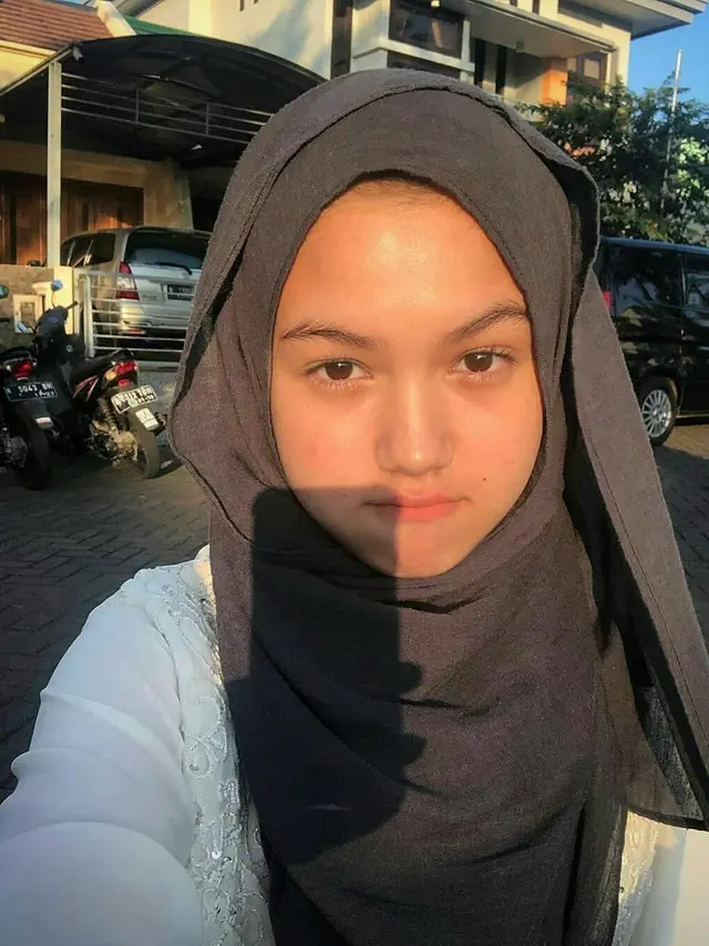 6 Potret Saskia Chadwick Pemeran Santi 'Dari Jendela SMP' Berhijab, Bikin Pangling
