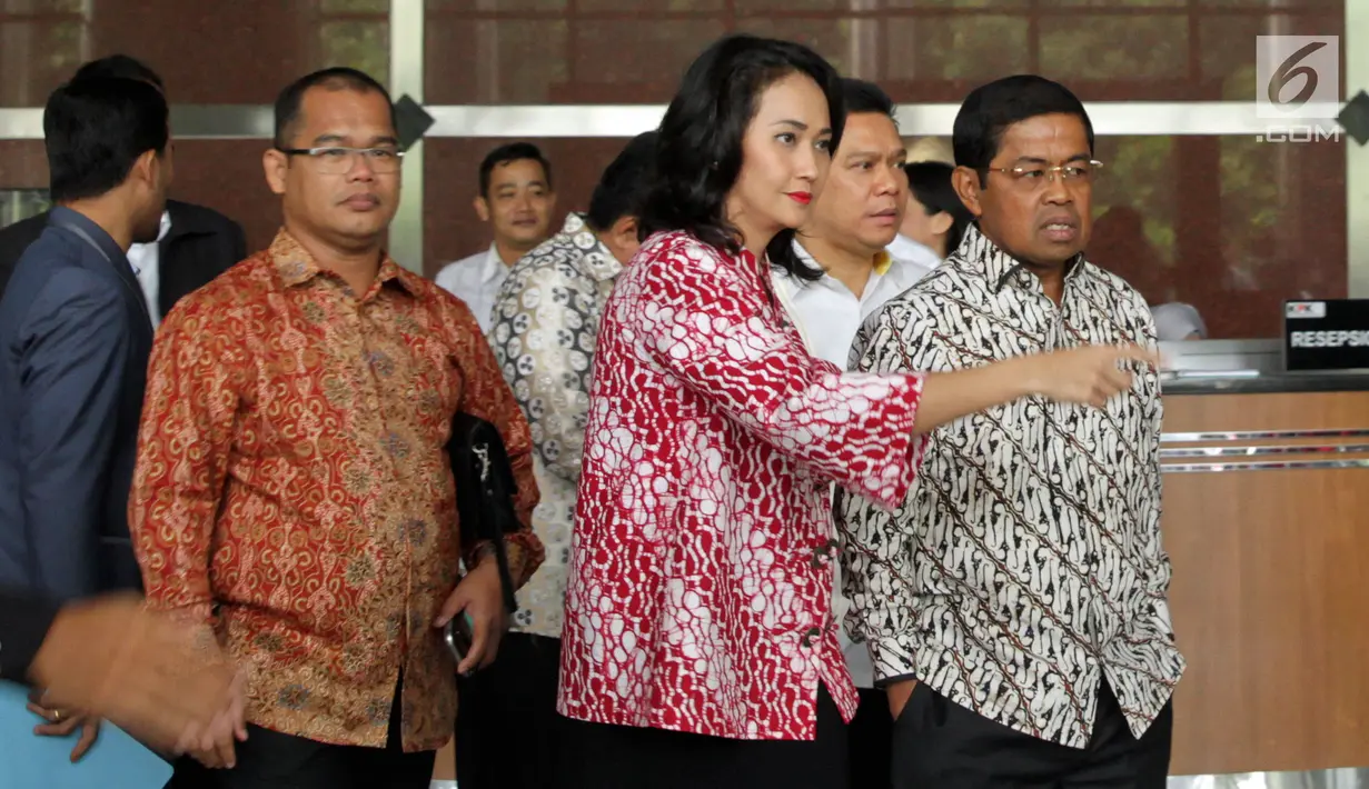 Sekjen Partai Golkar Idrus Marham berjalan keluar Gedung KPK, Jakarta, Senin (11/9). Kedatangan Idrus untuk mengantarkan surat pernyataan sakit Ketua DPR Setya Novanto yang dijadwalkan menjalani pemeriksaan terkait kasus e-KTP. (Liputan6.com/Johan Tallo)