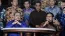 Ketua Umum Partai Demokrat Susilo Bambang Yudhoyono dan Ketum Partai Gerindra Prabowo Subianto ketika jumpa pers di Kediaman SBY di Cikeas, Bogor, Kamis (27/7). Mereka akan terus meningkatkan komunikasi dan kerja sama. (Liputan6.com/Herman Zakharia)