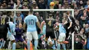 Pemain Leicester City, Robert Huth, saat mencetak gol ketiga ke gawang Manchester City dalam lanjutan Liga Inggris di Stadion Etihad, Manchester, Sabtu (6/2/2016) malam WIB. (AFP/Oli Scarff)