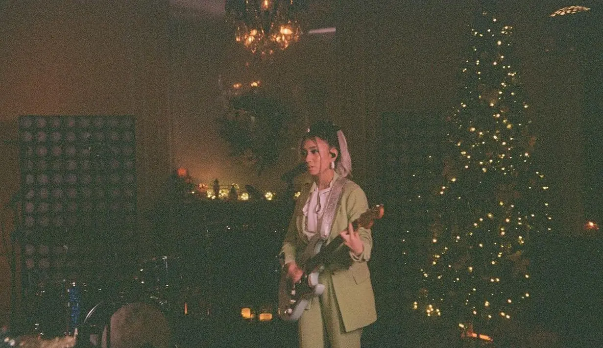 Kali ini, Niki tampil preppy dalam pembuatan video klip, mengenakan setelan blazer berwarna hijau yang senada dengan celana panjangnya. Ia mengenakan blouse putih polos dengan detail pita di bagian leher sebagai innerwear. Foto: Instagram.