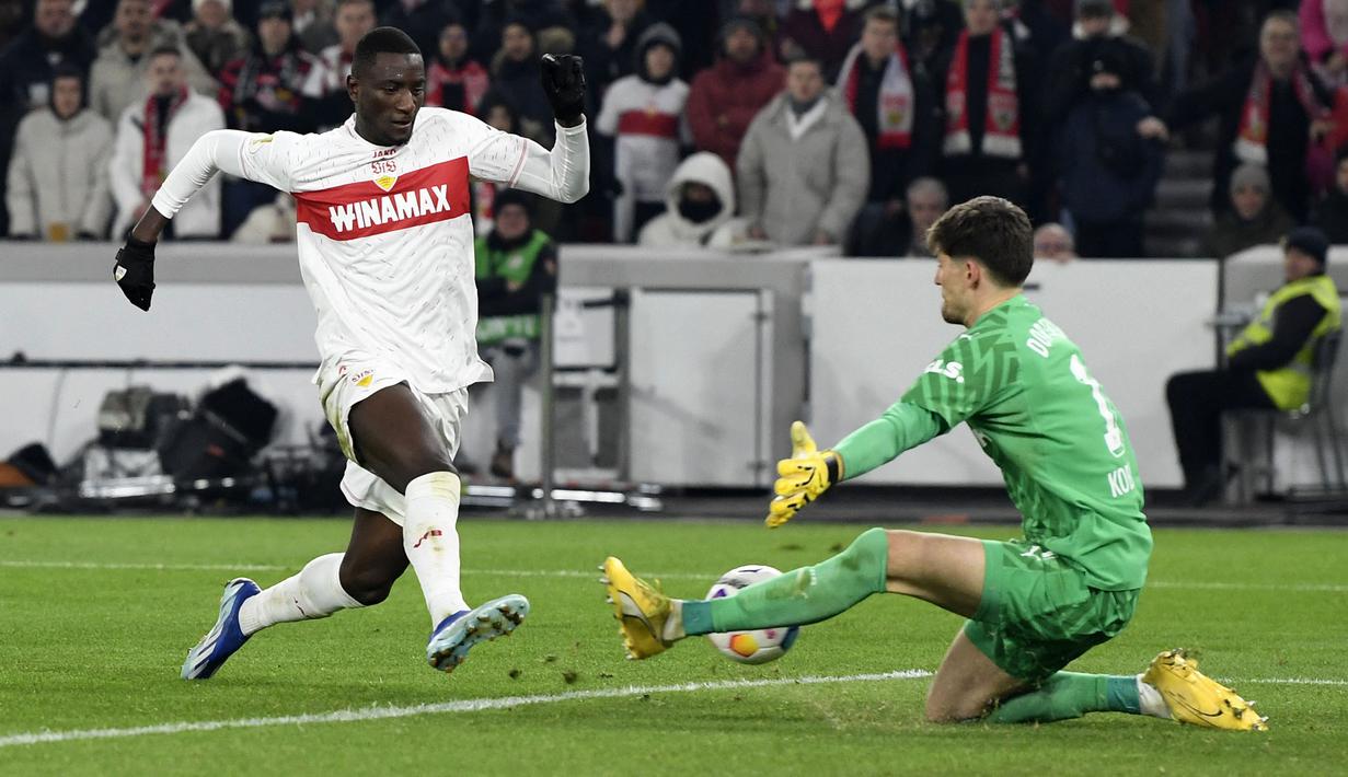 Sehrou Guirassy adalah salah satu kunci sukses VfB Stuttgart menempati posisi tiga besar Bundesliga pada musim ini hingga pekan ke-13. Guirassy menjadi pemain paling subur dalam mencetak gol di timnya saat ini. Pemain berkebangsaan Guinea tersebut sejauh ini telah mencetak 16 gol dalam 11 penampilannya di klub yang bermarkas di MHPArena, Stuttgart. (AFP/Thomas Kienzle)