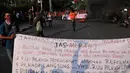 Puluhan massa yang tergabung dalam Jaringan aksi Solidaritas Membela Rakyat (JAS MERAH) membentangkan spanduk yang berisi tuntutan pembatalan UU Pilkada, Jakarta, (2/10/14). (Liputan6.com/Johan Tallo)