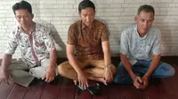 Ciliang dan Nandar dua nelayan yang berhasil menemukan jasad penyelam China yang hilang menagih hadiah uang yang dijanjikan lewat sayembara. (Liputan6.com/ Yandhi Deslatama)