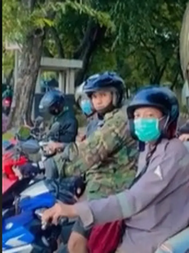 Viral Pria Jawab Pertanyaan TikTok di Lampu Merah, Teriak Bikin Terkejut Pengguna Jalan