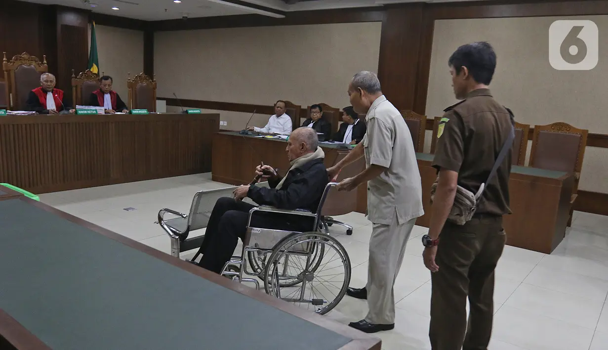 Terdakwa Kivlan Zen saat akan memberikan kesaksian dalam sidang kasus kepemilikan senjata api ilegal di Pengadilan Negeri Jakarta Pusat, Selasa (7/1/2020). Kivlan menjadi saksi untuk terdakwa Habil Marati atas kasus kepemilikan senjata api ilegal. (Liputan6.com/Herman Zakharia)
