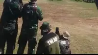 Nampak beberapa orang anggota mengamati proses pemusnahan bahan peledak kadaluarasa yang dilakukan Pantai Cijeruk-Cimerak, Desa Sagara, Kecamatan Cibalong, Kabupaten Garut, Jawa Barat, Senin (12/5/2025) pagi. (Liputan6.com/Jayadi Supriadin)